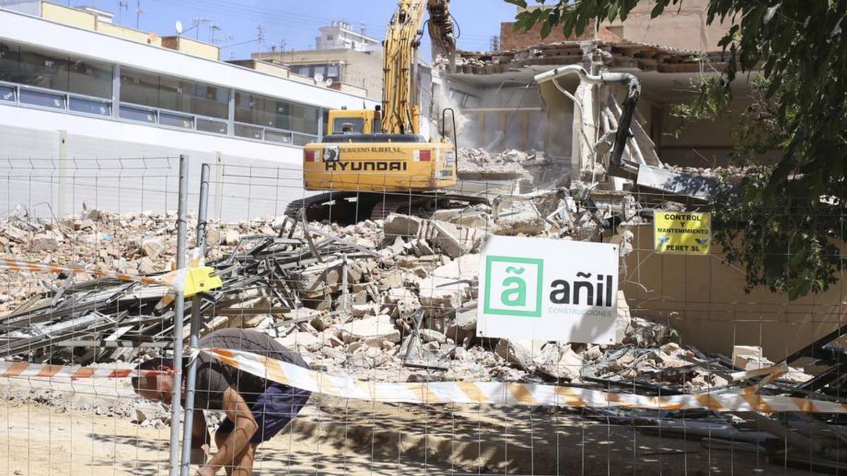 Almassora está acometiendo el derribo del colegio Embajador Beltrán. 