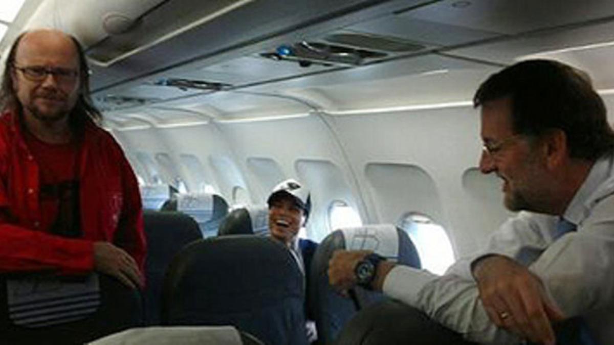 Imagen que Mariano Rajoy ha colgado en su Twitter, en un avión junto a Santiago Segura y Julio José Iglesias.