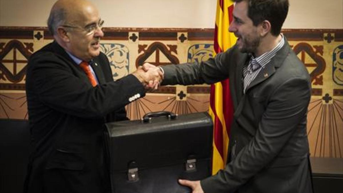 Traspaso de cartera 8Boi Ruiz (izquierda) cede la Conselleria de Salut a su sucesor en el cargo, Antoni Comín, en enero de este año.