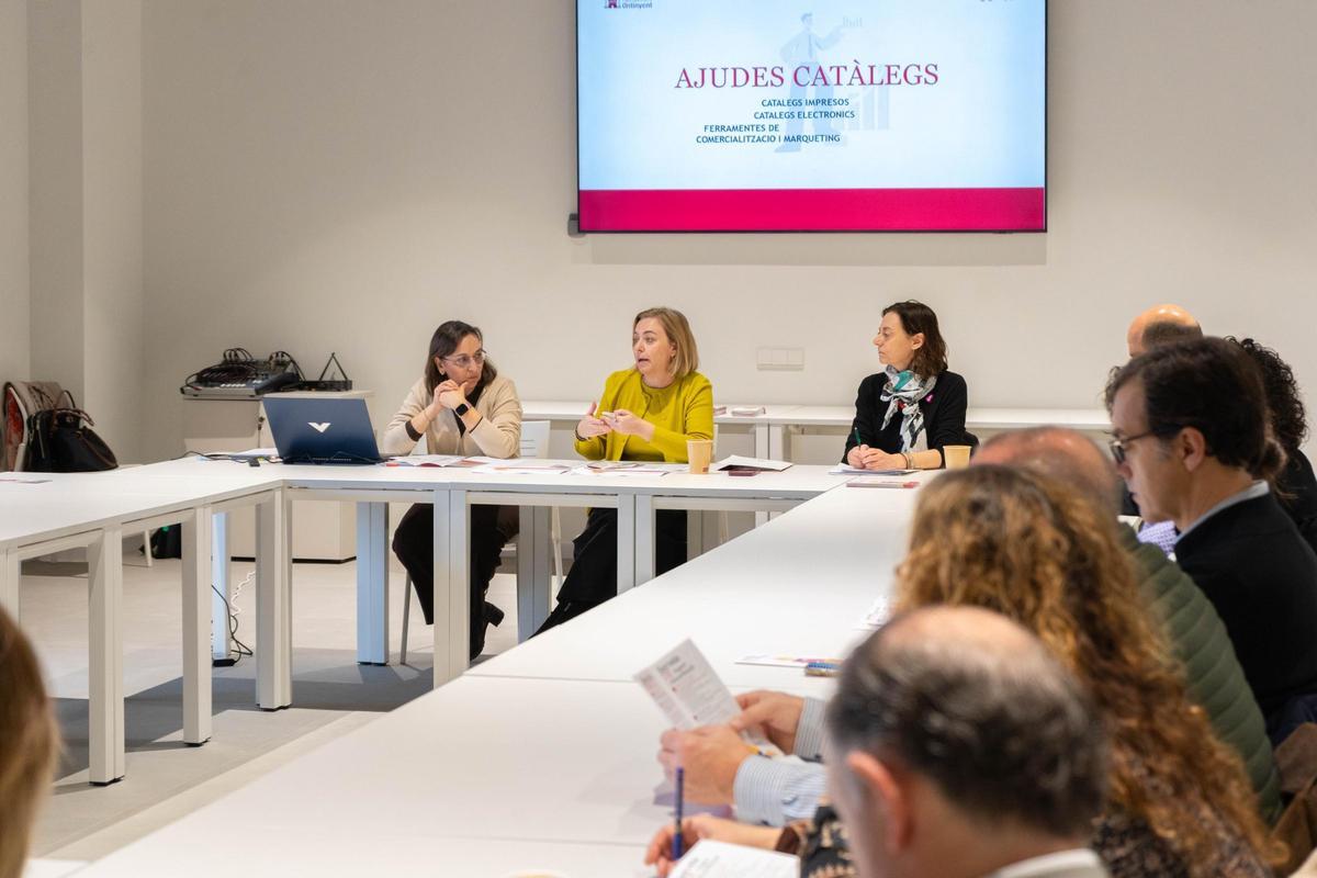 La regidora Natàlia Enguix en la jornada para explicar la nueva convocatoria de ayudas para ferias y catálogos.