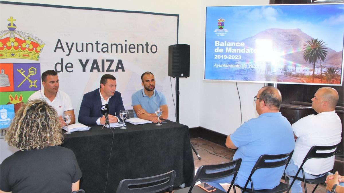 Imagen de la rueda de prensa ofrecida esta jueves por el alcalde de Yaiza, Óscar Noda.