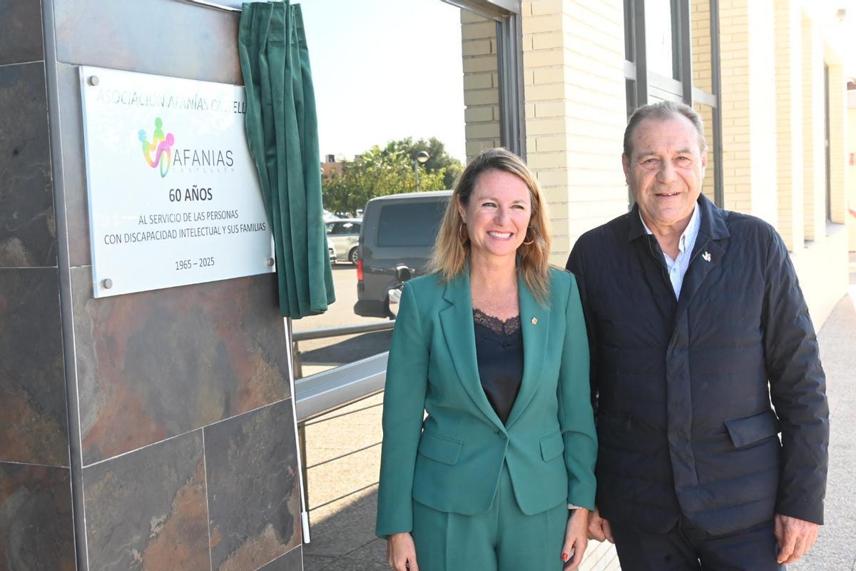 Momento en que la alcaldesa, Begoña Carrasco, y el presidente de Afanias, Héctor Redó, descorren la placa conmemorativa