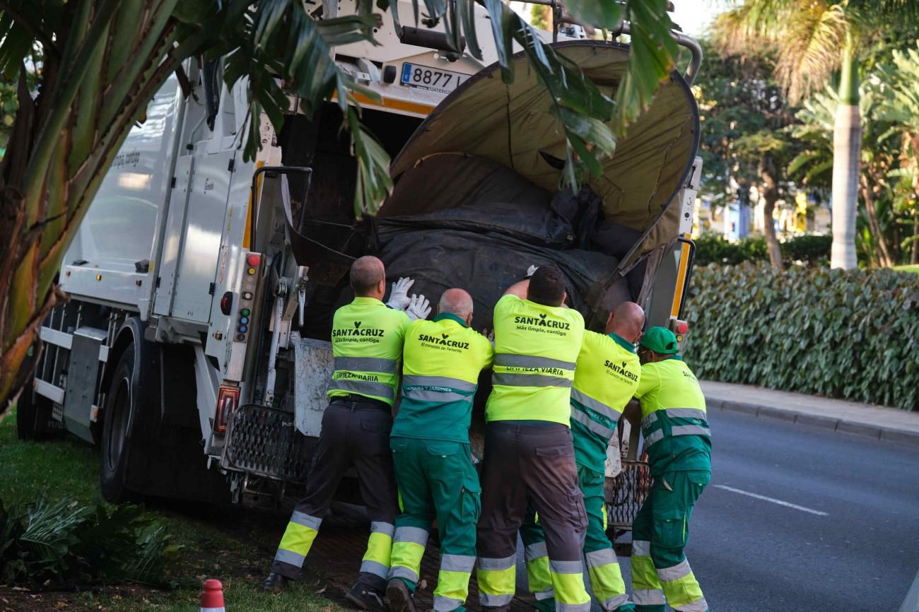 Operativo de limpieza debajo del puente de la piscina municipal de Santa Cruz