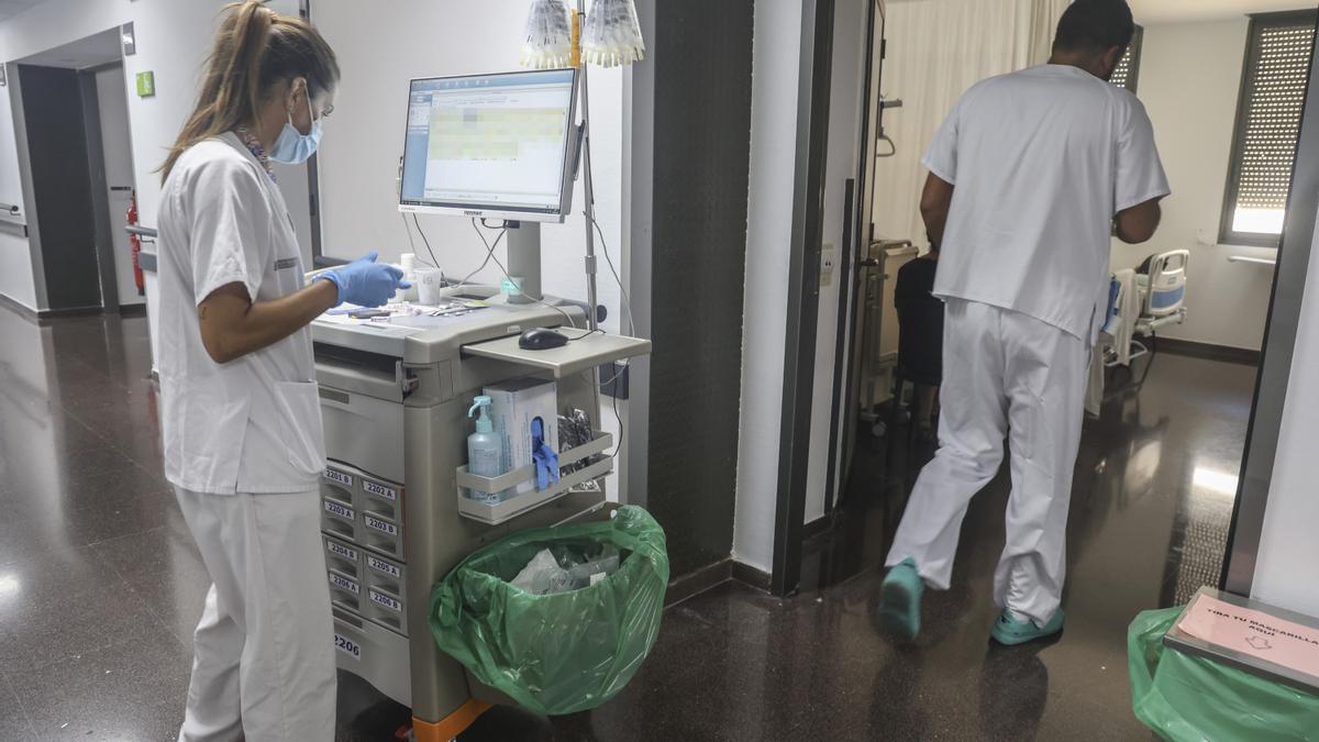 Personal sanitario trabajando en un hospital público de la C. Valenciana.