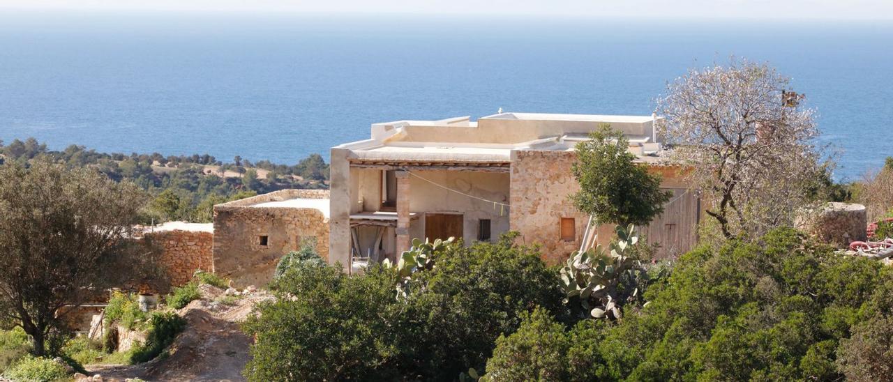 La casa payesa situada junto al observatorio astronómico de Cala d’Hort, en una imagen de archivo. | J. A. RIERA