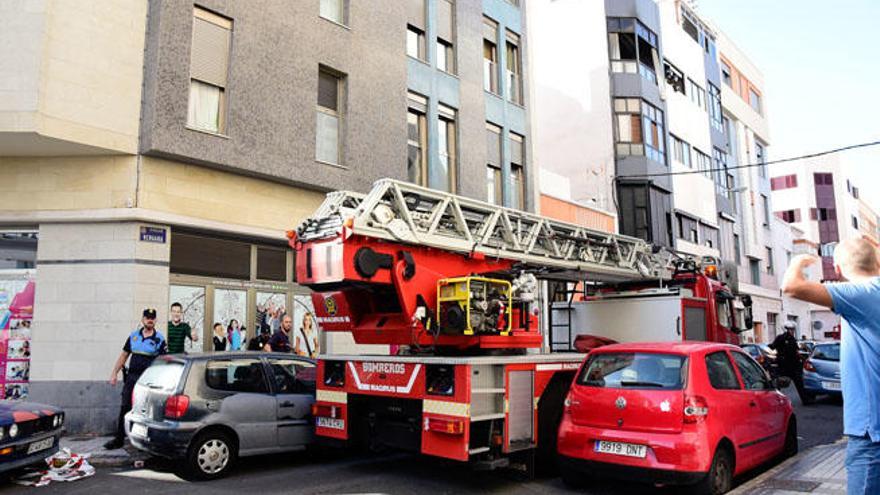 A la derecha, arriba, el piso incendiado en la calle Vergara.