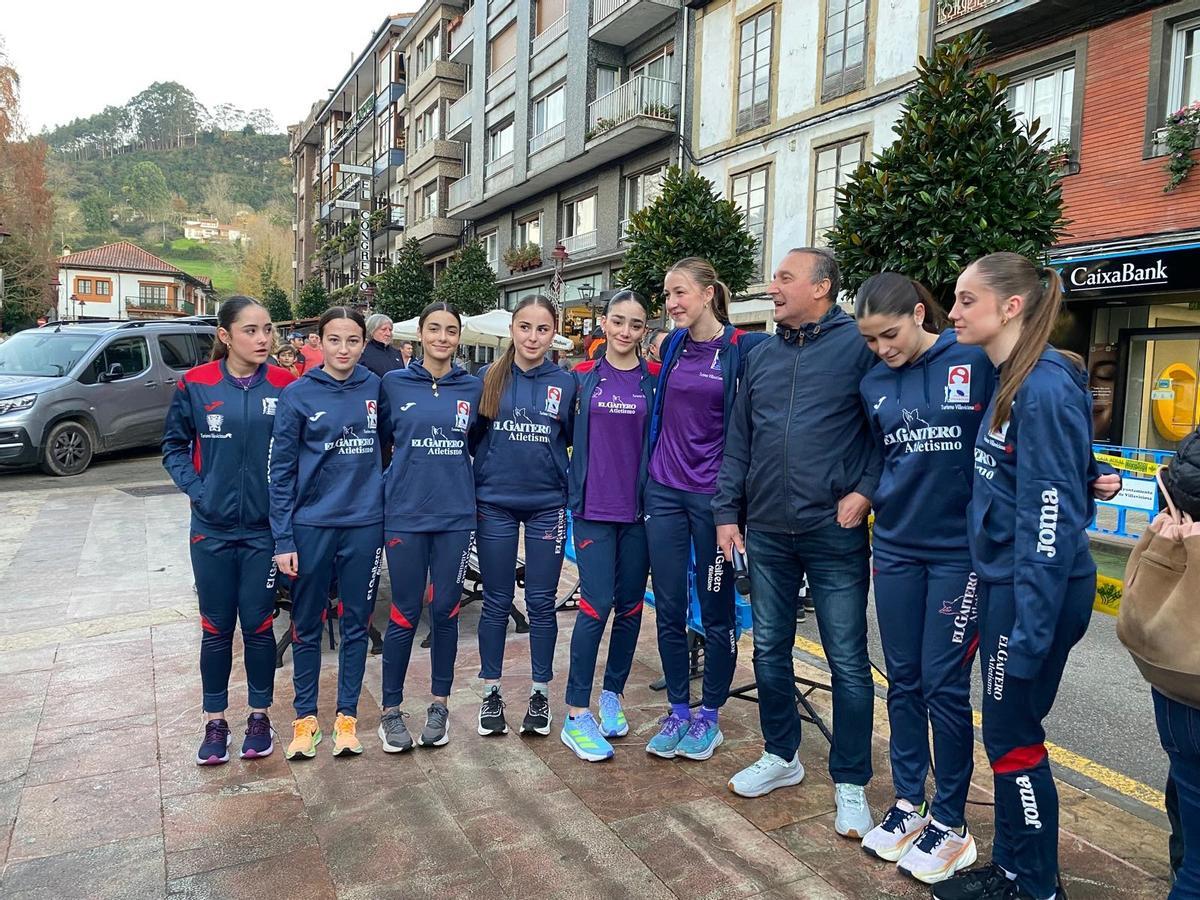 Manolo Villazón, junto a atletas del club, en la última San Silvestre de Villaviciosa.