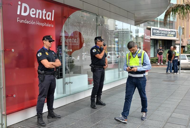 19/07/2018 LAS PALMAS DE GRAN CANARIA. Desahucio e incautación de historiales en la clínica de iDental. SANTI BLANCO  | 19/07/2018 | Fotógrafo: Santi Blanco