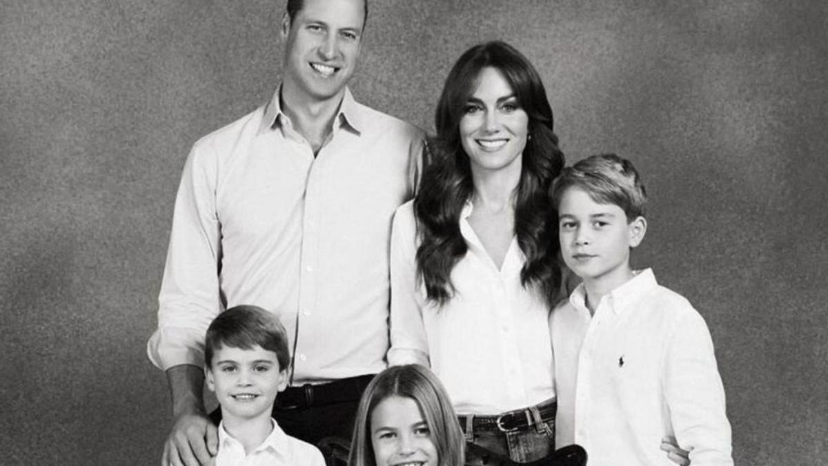 El príncipe Guillermo, Catalina Middleton y sus hijos posan para su tarjeta navideña de 2023.   | // INSTAGRAM