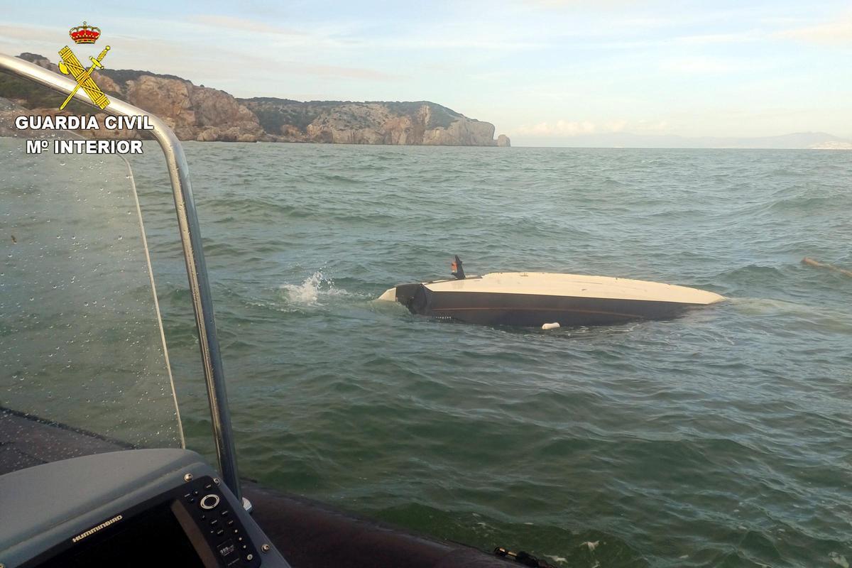 Les fotos del rescat d'una família després que el seu veler a bolcat a l'Estartit