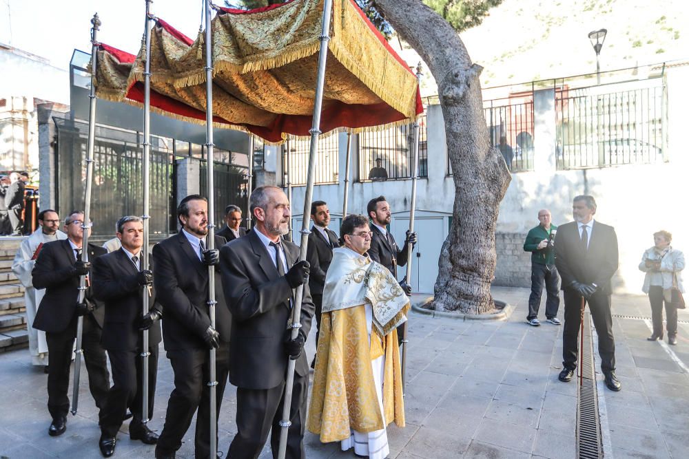 La imagen de San Vicente portada a hombros exclusivamente por varones salió en procesión por las calles de Callosa de Segura, como es tradición cada segundo lunes de Pascua