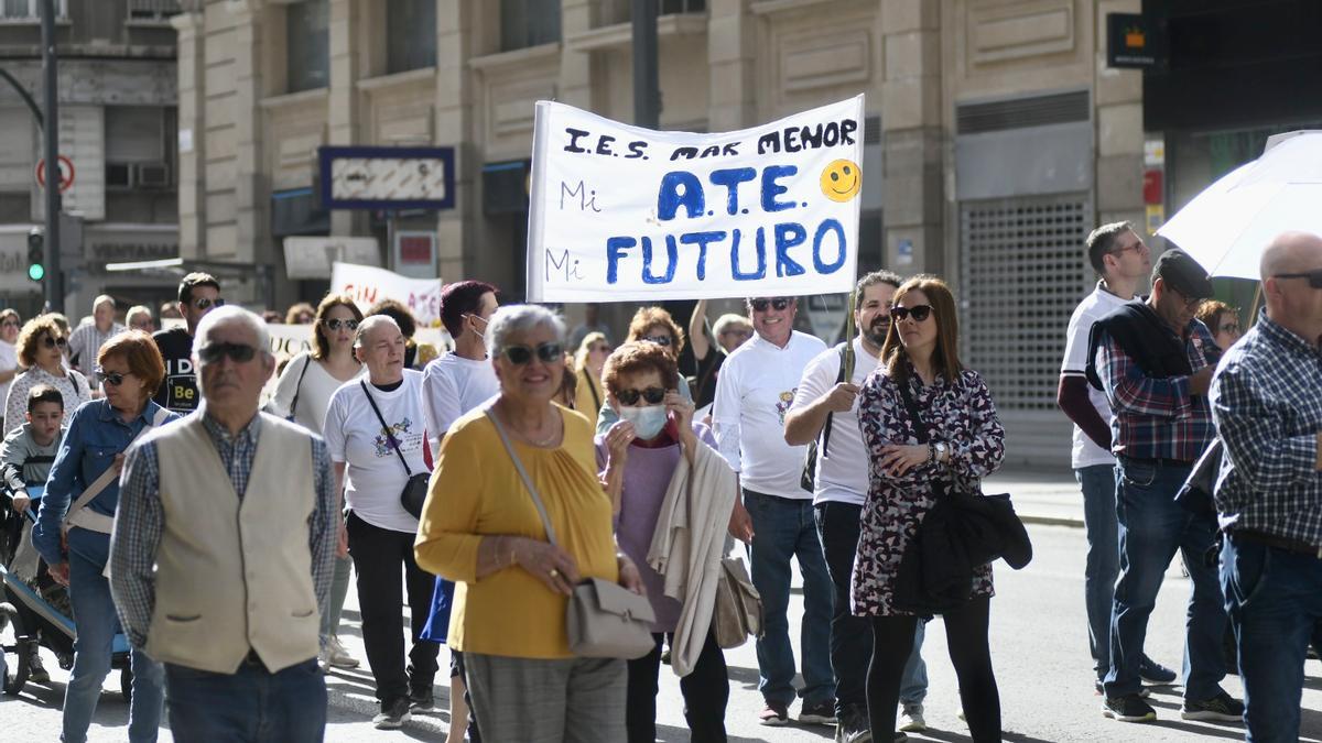 Profesorado y padres del IES Mar Menor, en la manifestación de este sábado en Murcia