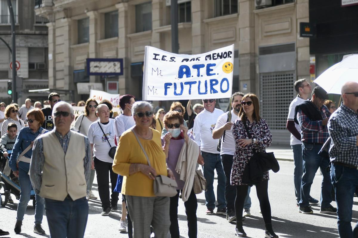 Profesorado y padres del IES Mar Menor, en la manifestación de este sábado en Murcia