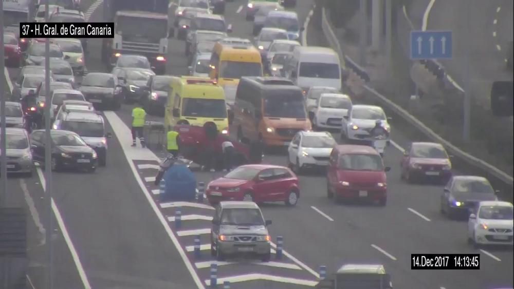 Retenciones en el Negrín por el vuelco de un coche (14/12/17)