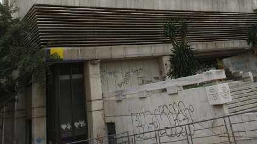 Imagen de los bajos del antiguo edificio de Correos.