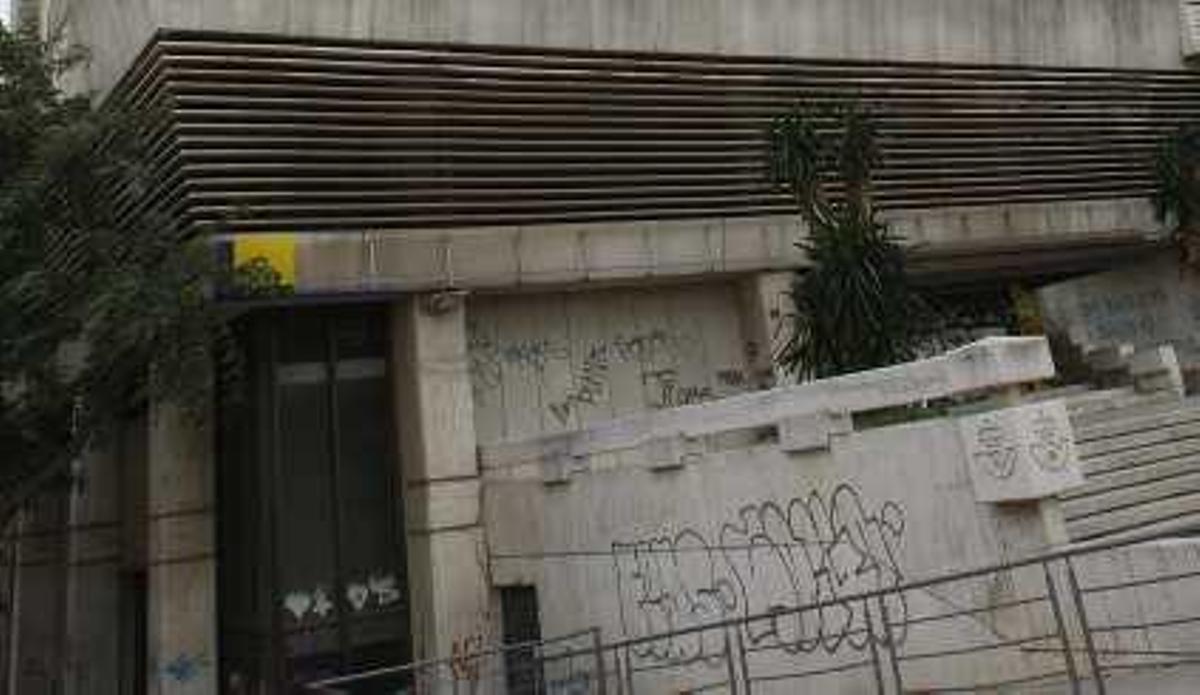 Imagen de los bajos del antiguo edificio de Correos.
