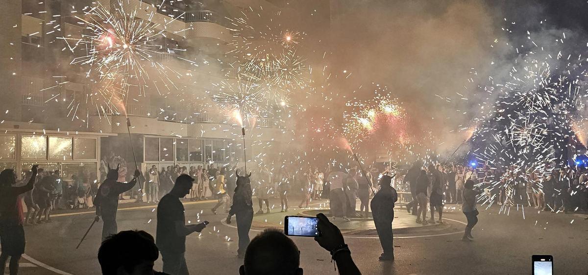 Correfocs en la playa de Tavernes de la Valldigna en Sant Joan de 2025