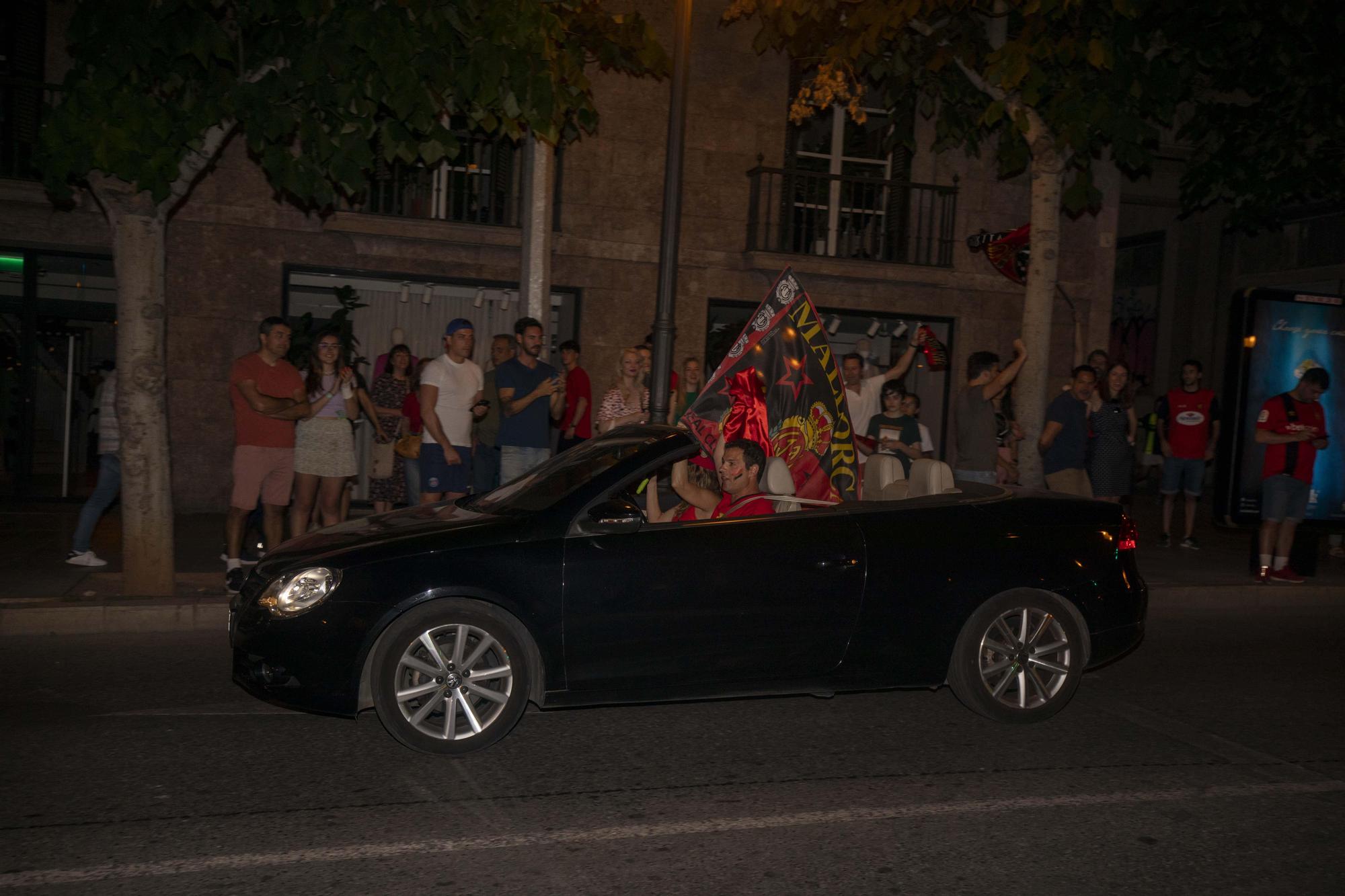 El Mallorca es de Primera: La euforia de la afición se desata en la plaza de las tortugas de Palma