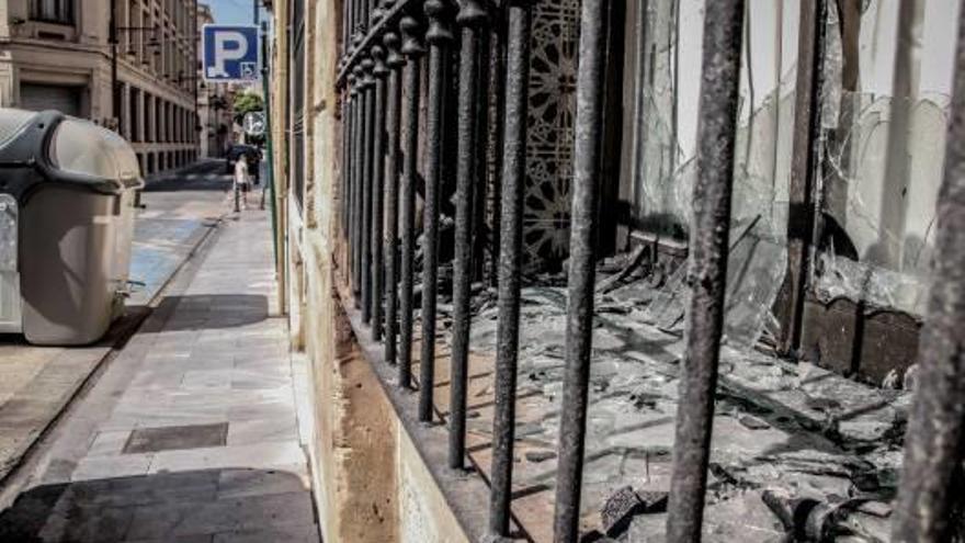 Cristales rotos por efectos del fuego en una de las ventanas de la sede de la Filà Judíos.