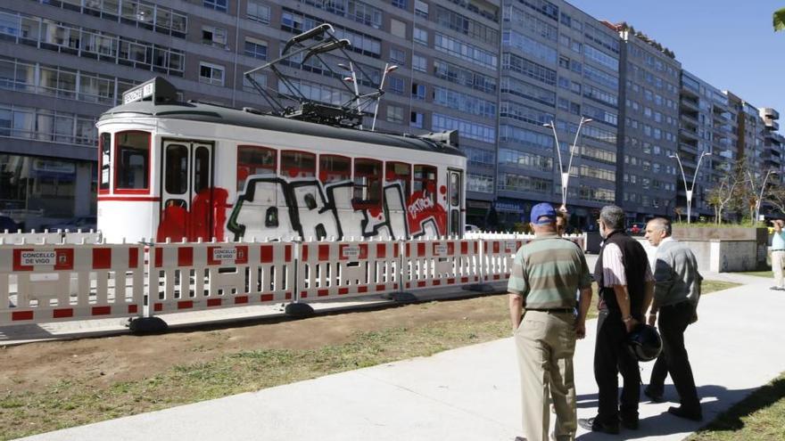 Vandalismo en Vigo | Destrozan el tranvía de Coia con una pintada
