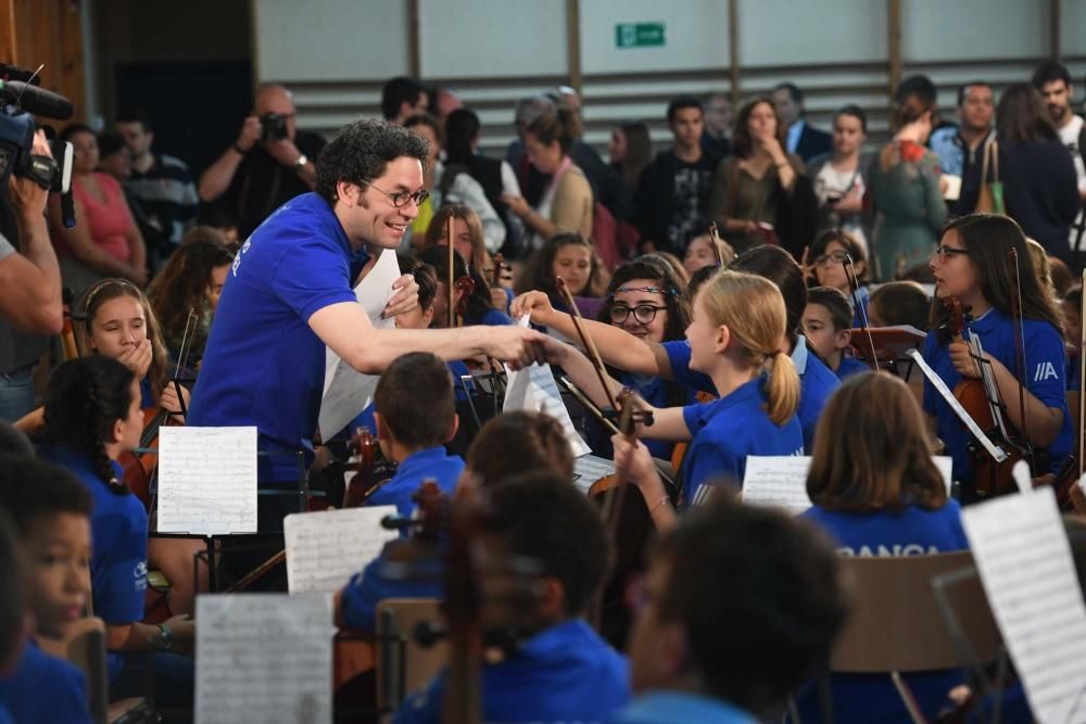 Gustavo Dudamel, con 200 niños músicos de A Coruña