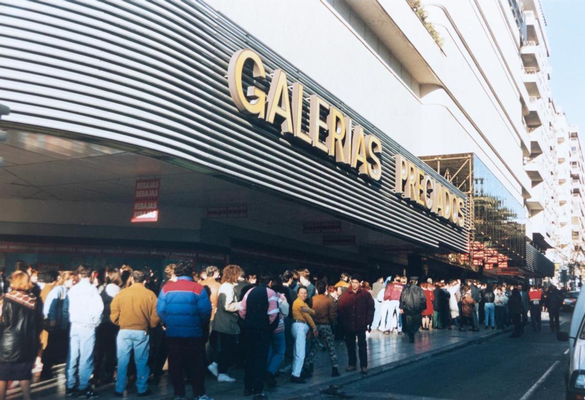 Largas colas en la entrada de Galerías Preciados en el paseo de Soto.
