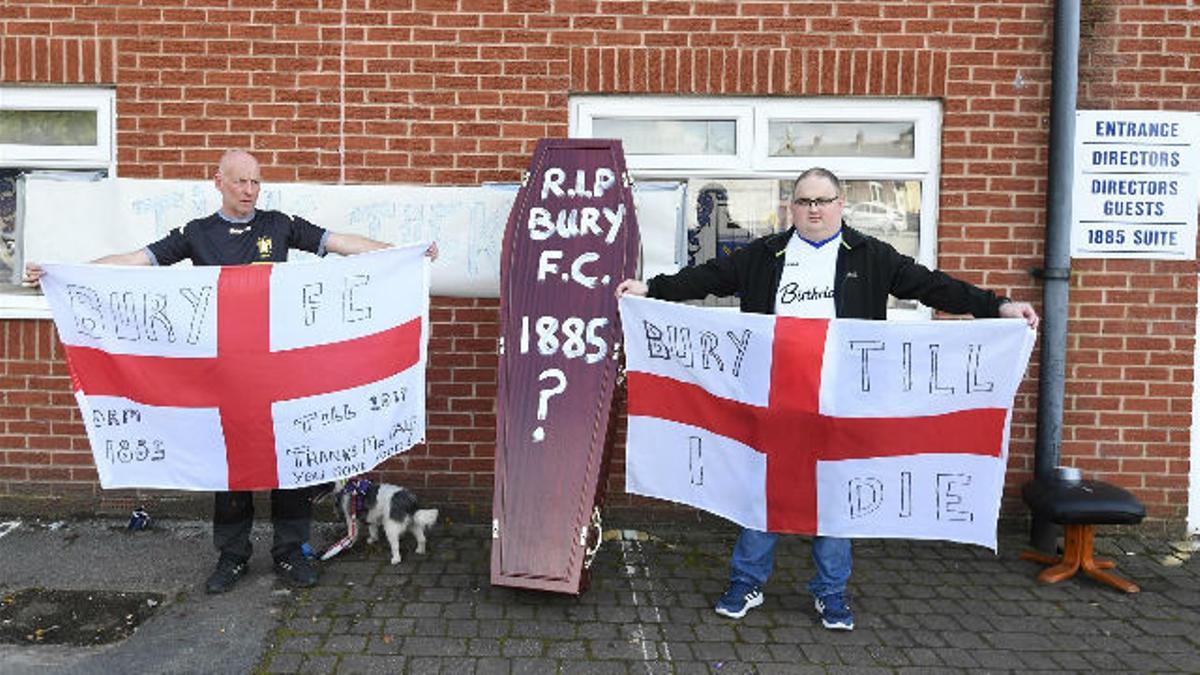 Seguidores del Bury FC, expectantes del destino del club