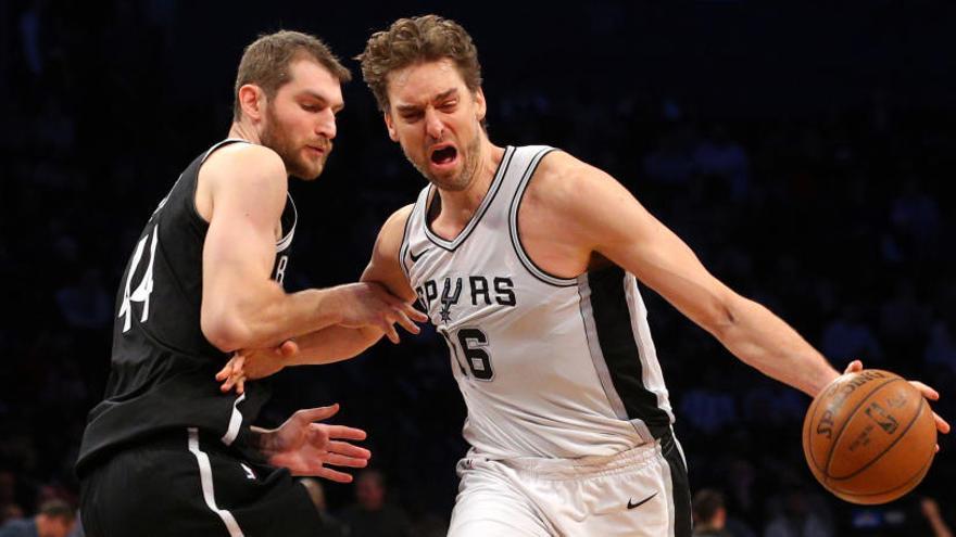 Pau Gasol, en una acción del partido Spurs-Nets.