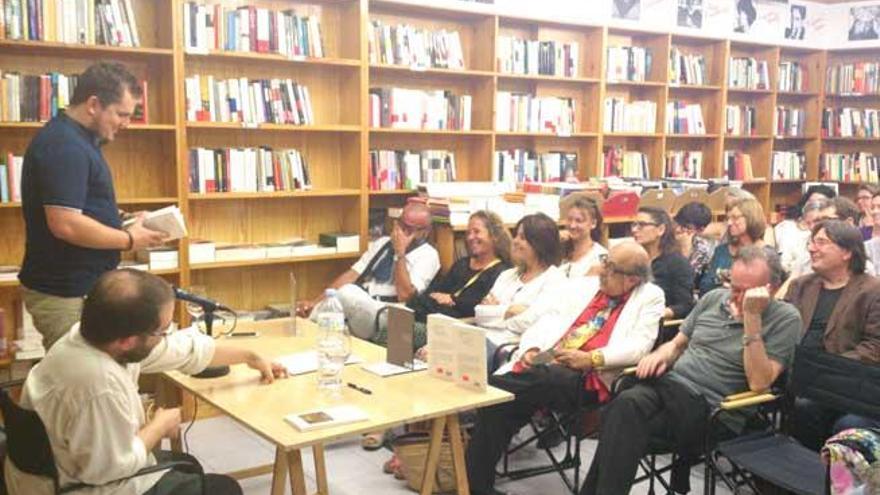 Ben Clark en la presentación de su poemario ´La Fiera´ en Hipérbole.