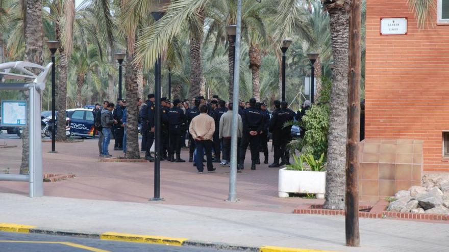 Concentración ante la Comisaría de Policía Nacional de Elche