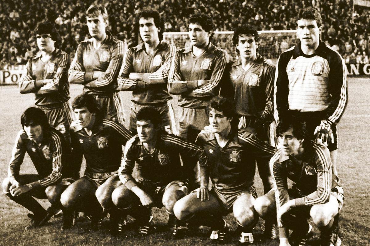 De izquierda a derecha, de pie, Camacho, Maceda, Goicoechea, Gordillo, Señor y Buyo; agachados, Carrasco, Víctor, Santillana, Rincón y Sarabia, alineación titular de la España que derrotó a Malta el 21 de diciembre de 1983. | LNE