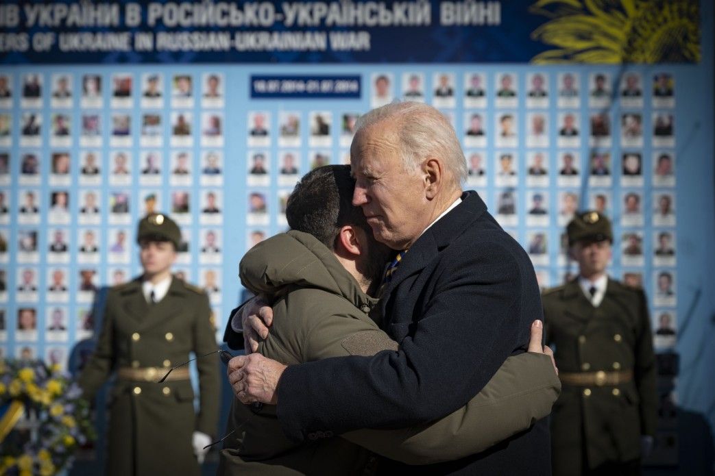 Volodímir Zelenski y Joe Biden se abrazan en Kiev, este lunes.