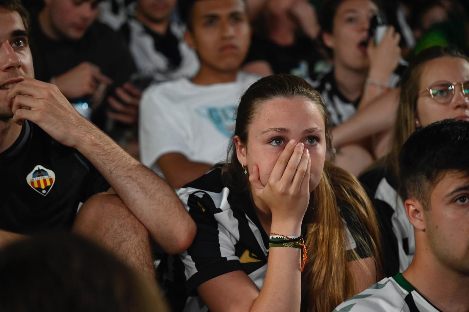Así vive la afición albinegra el partido Alcorcón-Castellón
