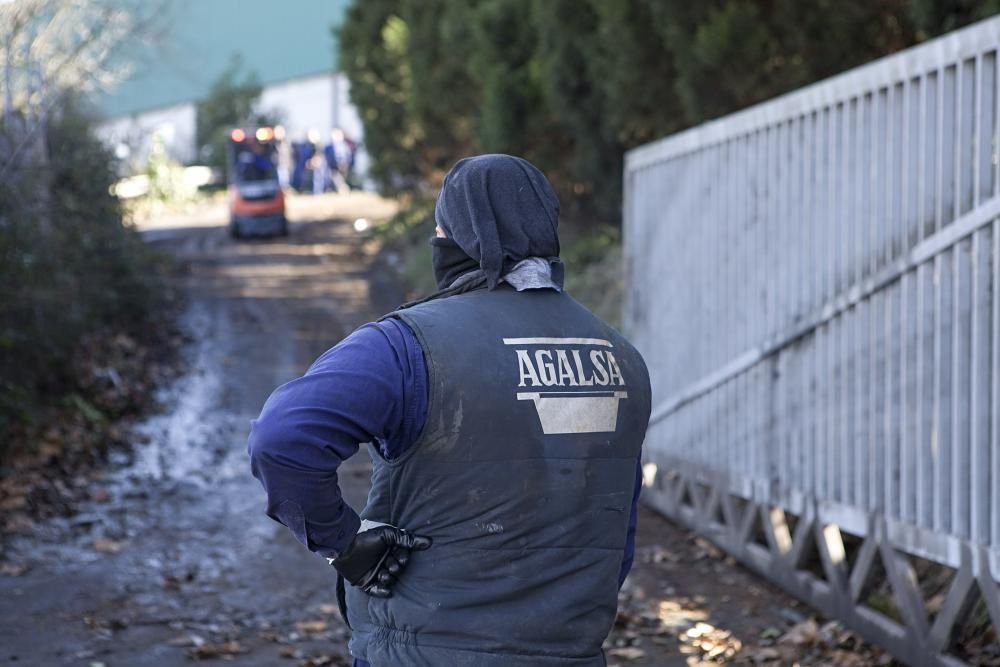 La Policía interviene para la carga de un camión en Oxizinc, Agalsa