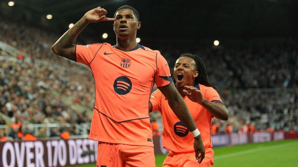 Rashford, perseguido por Kounde,  celebra uno de los dos goles que marcó en Newcastle en la liguilla de la Champions.