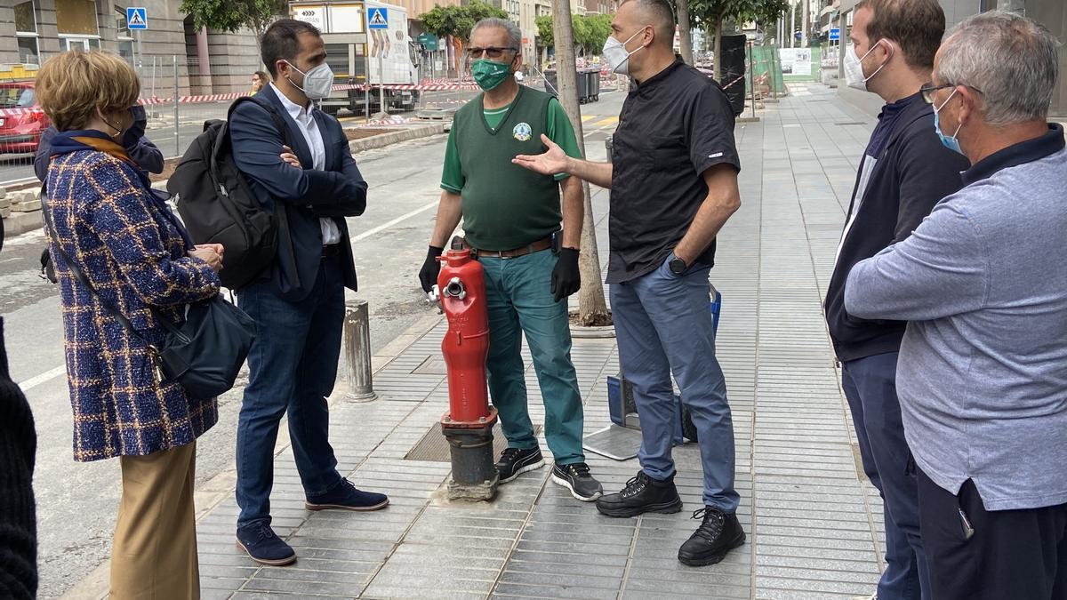 El concejal Ángel Sabroso junto a los comerciantes de Luis Doreste Silva