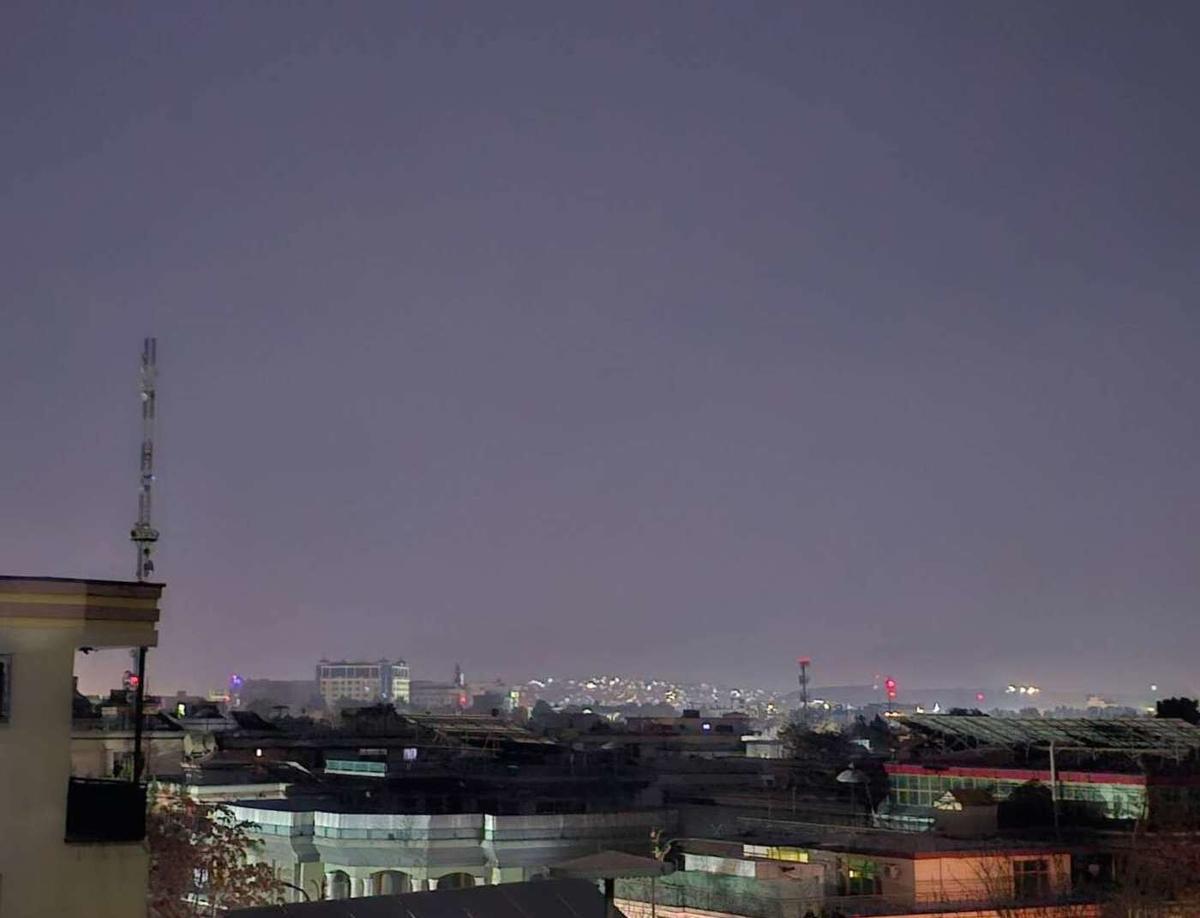 Las víctimas de los presuntos ataques aéreos pakistaníes en Kabul son evacuadas.