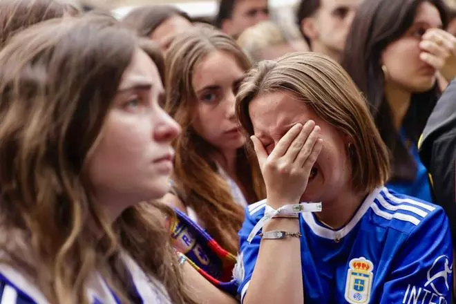 EN IMÁGENES: Un carrusel de emociones entre los miles de aficionados del Oviedo que vieron el partido en las calles