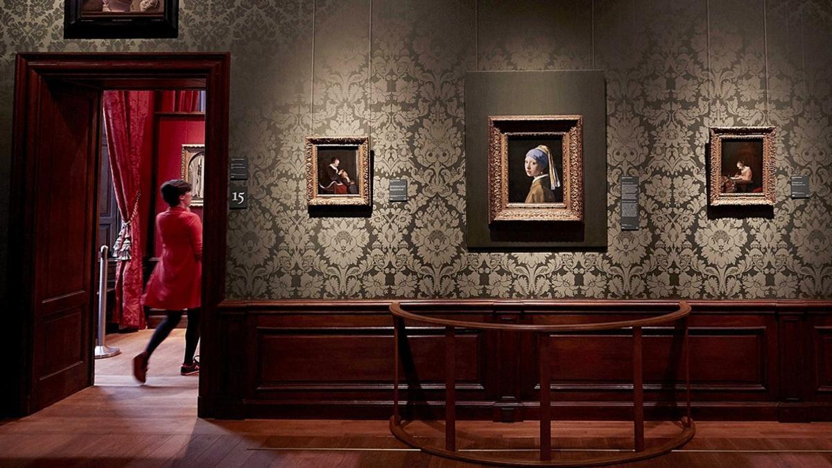 La obra 'La joven de la perla', del pintor holandés Johannes Vermeer, expuesta en el Mauritshuis, en La Haya, en una imagen de archivo