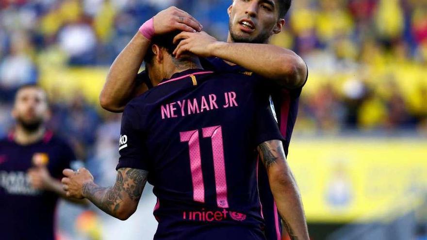 Luis Suárez abraza a Neymar tras uno de los tres goles que marcó ayer ante Las Palmas. // Borja Suárez