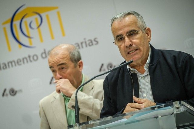 Fotos a los dos grandes cuadros que presiden el salón de plenos del Parlamento de Canarias