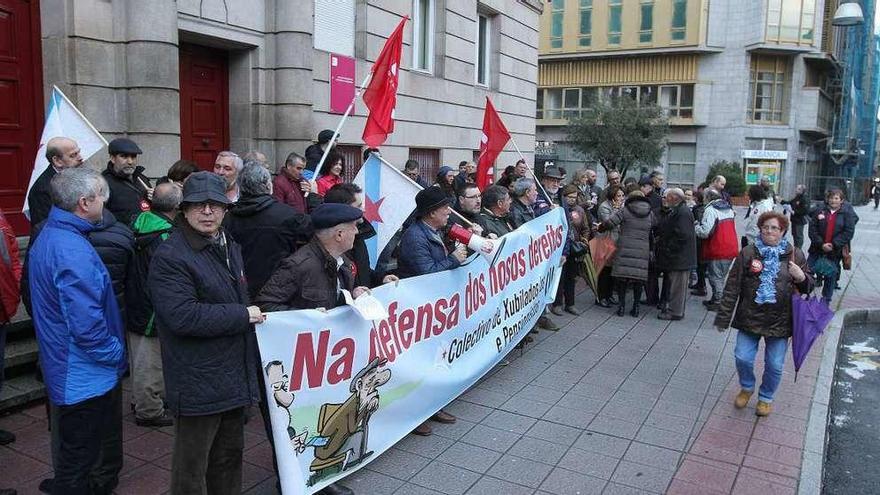 Concentración convocada por la CIG, ayer en la Subdelegación del Gobierno de Ourense. // Iñaki Osorio