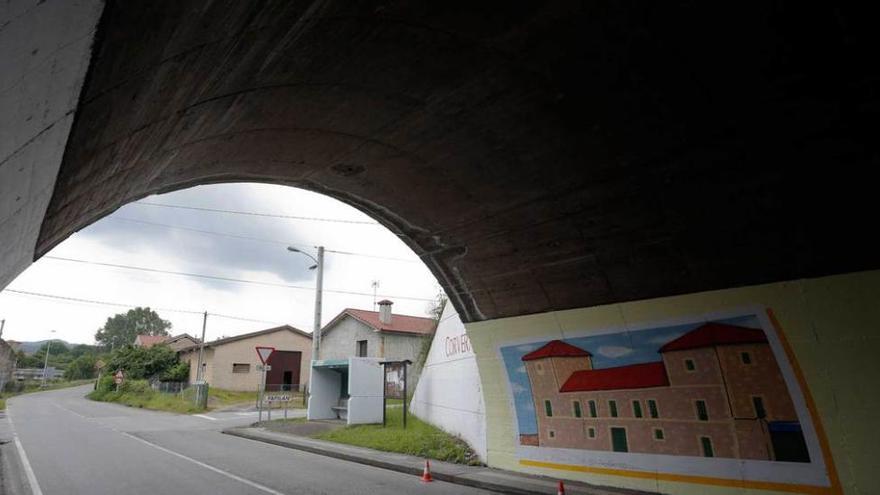 El mural que adorna ya una de las paredes del túnel.