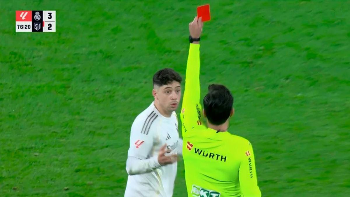 Fede Valverde siendo expulsado