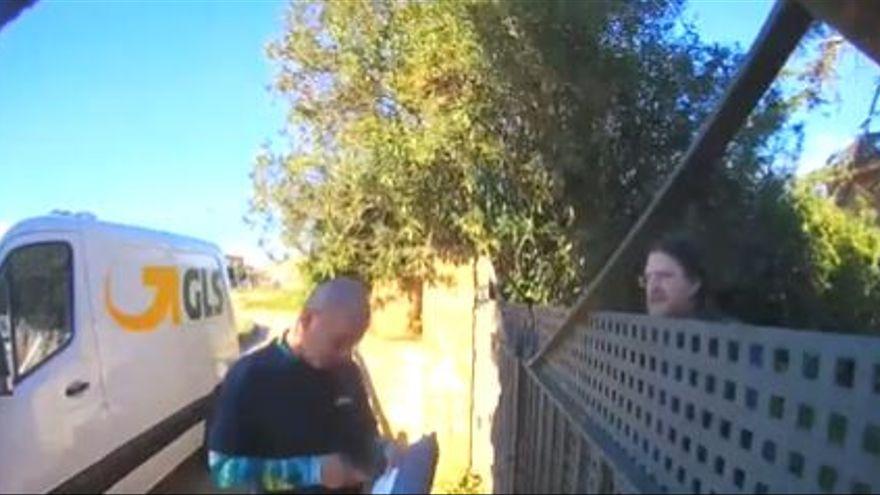 Moment del vídeo on es veu l&#039;home i el repartidor de missatgeria que es va tornar a endur el paquet