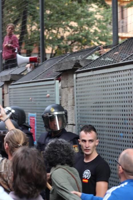 La Policia Nacional desallotja el col·legi Verd de Girona