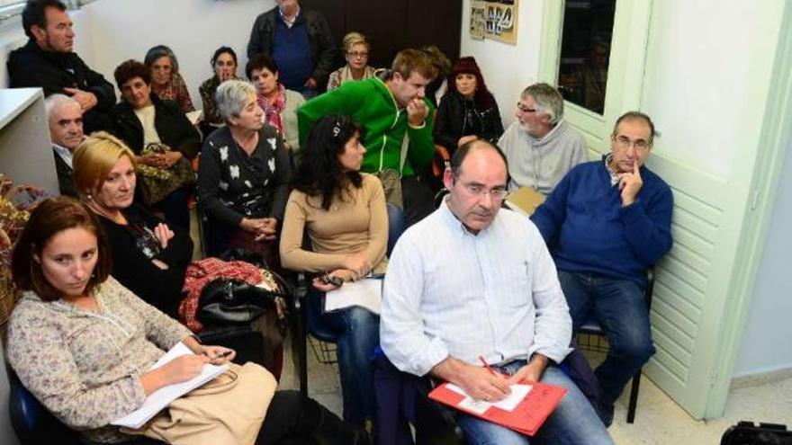 Ediles de la oposición y vecinos de O Hío, en la reunión del jueves con diputados.  // Gonzalo Núñez