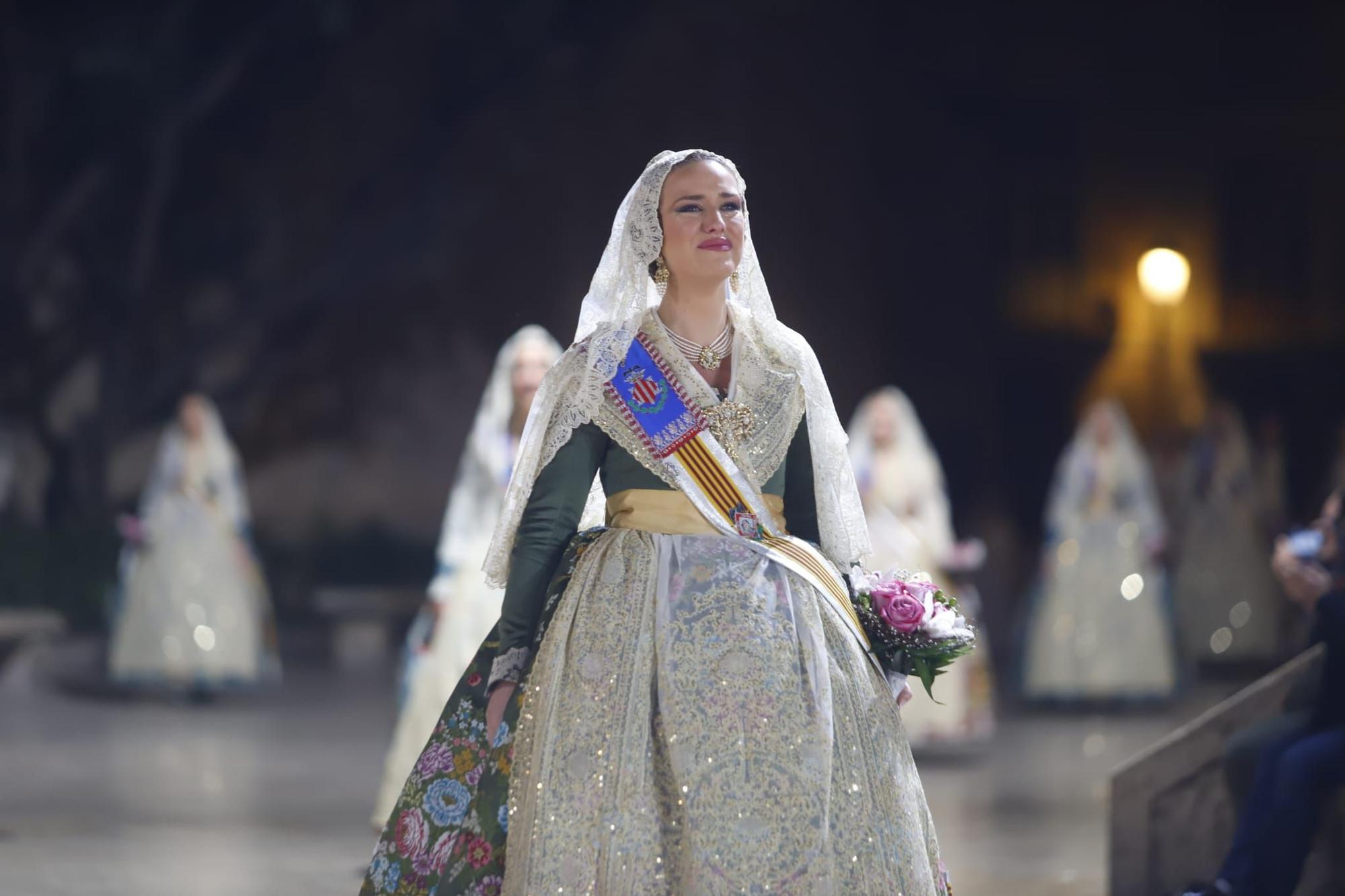 Laura Mengó y su corte coronan la ofrenda a la Virgen