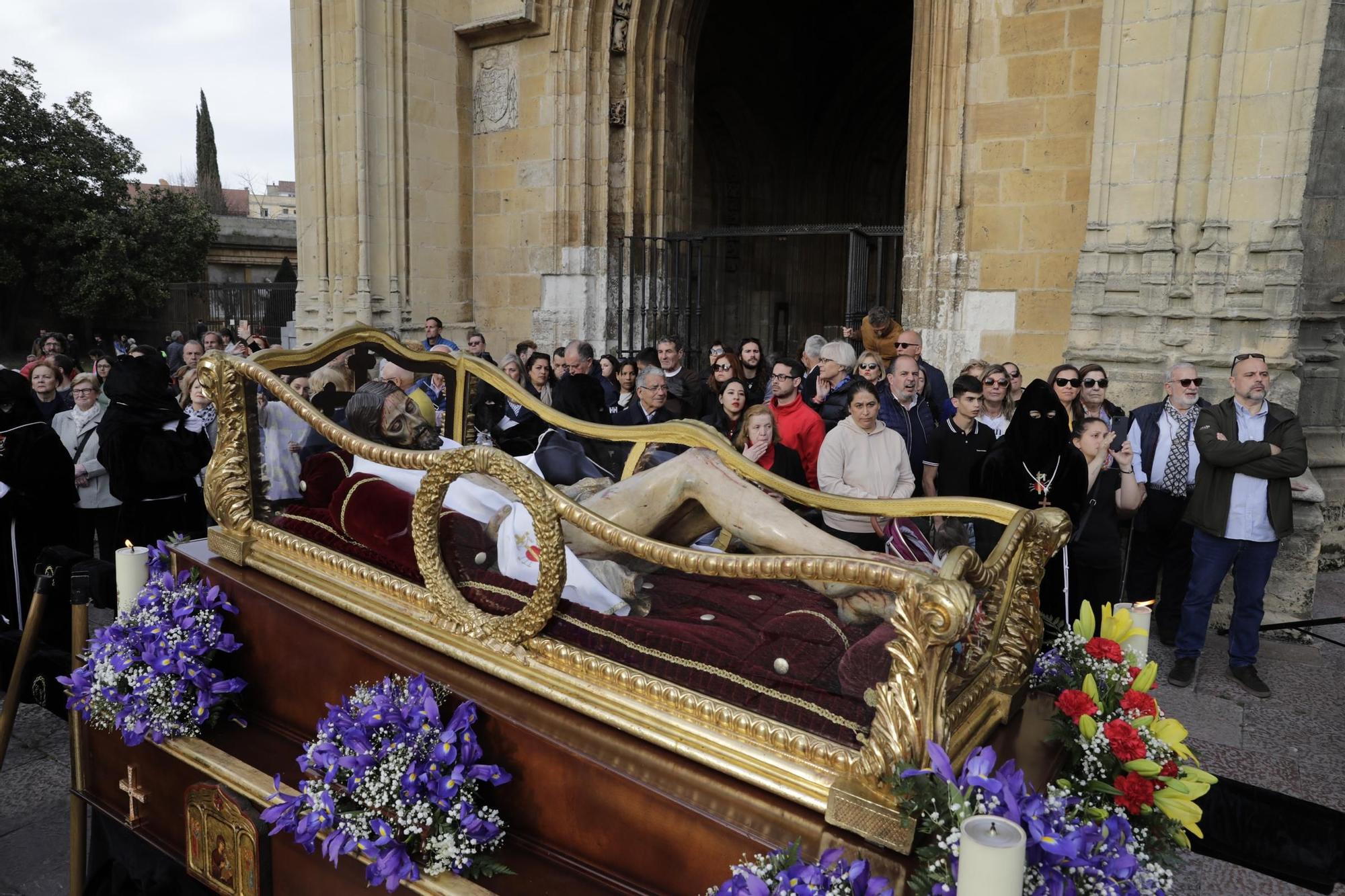 La procesión intergeneracional del Santo Entierro emociona Oviedo