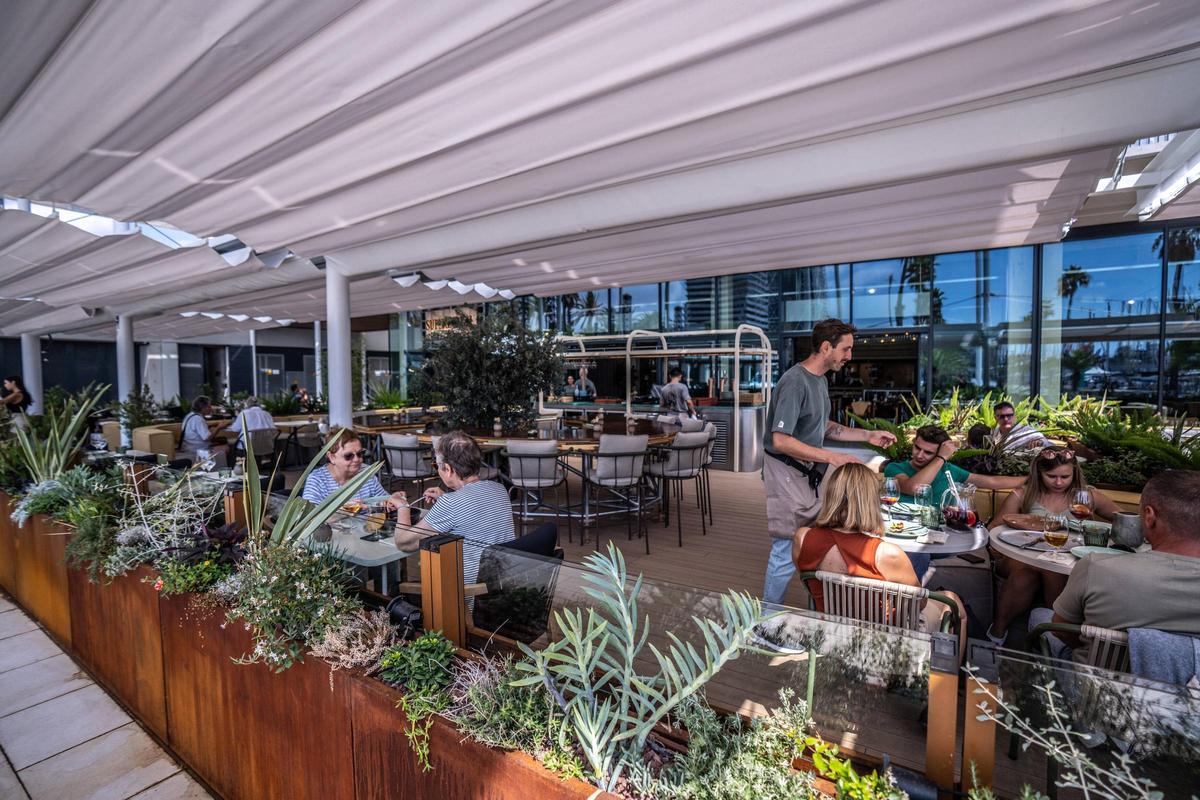 Ambiente en la terraza del restaurante Superlocal de Pantea Group en el nuevo Port Olímpic.